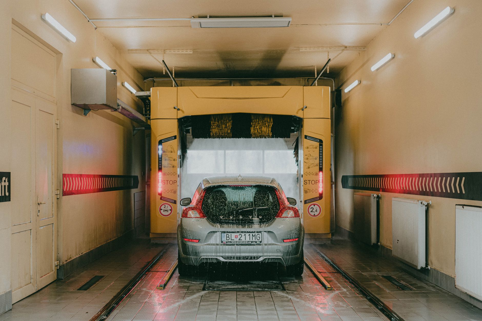 Areál Umyvora, boxy osvetlené modrým LED